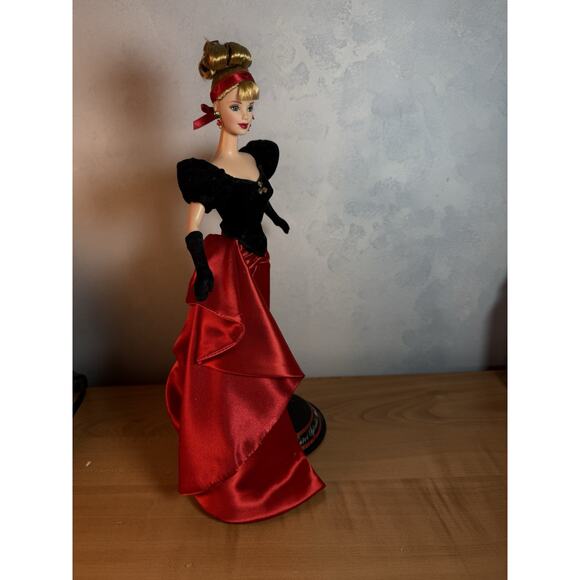 Winter Splendor Barbie 1998 Avon Exclusive Red Satin and Black Velvet Gown Stand - Picture 8 of 10